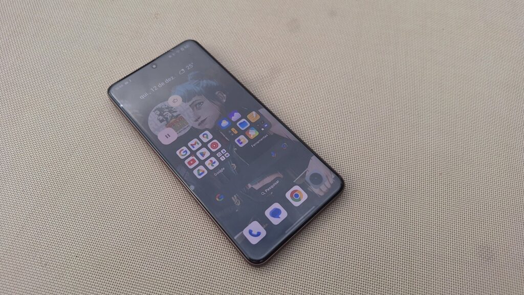 评测:realme gt 7 pro 结合了出色的性能和令人难以置信的照片 智能手机放置在米色结构上,屏幕打开