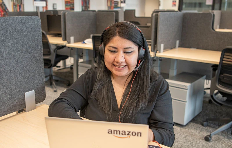 Consumidores relatam atrasos em compra da amazon cancelada na black friday Atendente resolvendo problemas com a amazon