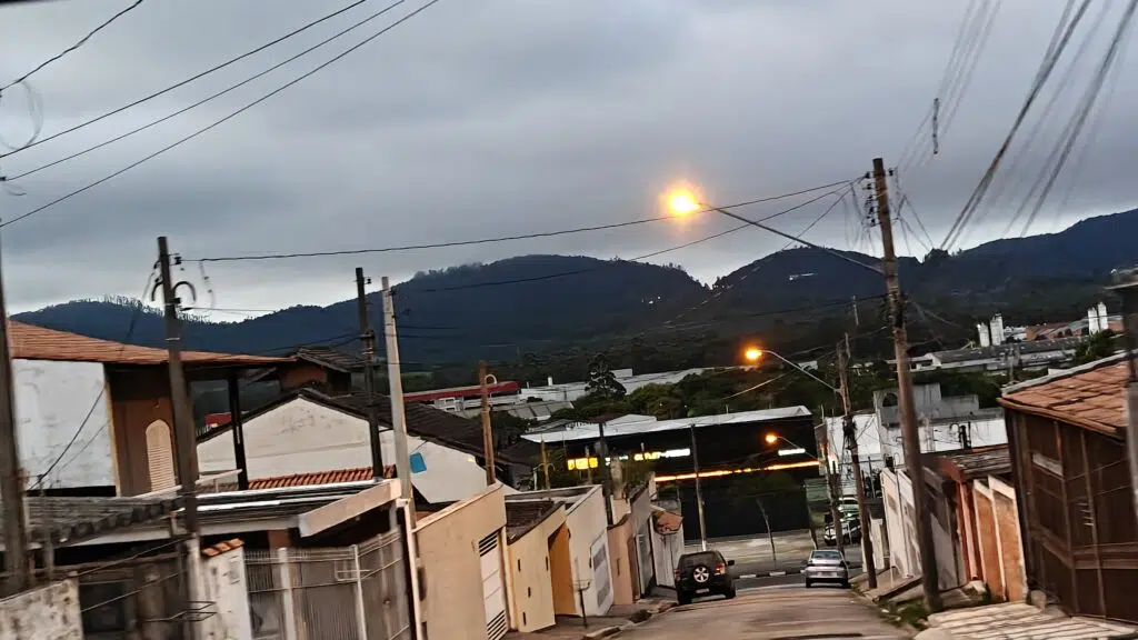 Review: realme gt 7 pro combina ótimo desempenho e fotos incríveis Imagem da cidade e serra ao fundo pelo realme gt 7 pro