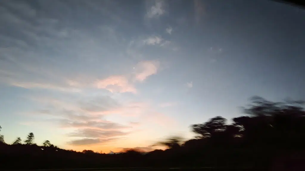 Review: realme gt 7 pro combina ótimo desempenho e fotos incríveis Fim de tarde com céu azul e raios solares