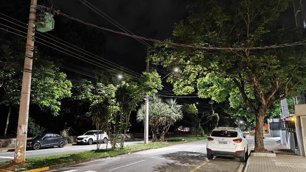 评测:realme gt 7 pro 结合了出色的性能和令人难以置信的照片 在realme gt 7 pro上注册的树木、赛道和汽车