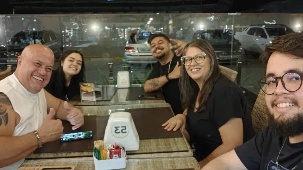 Review: realme gt 7 pro combina ótimo desempenho e fotos incríveis Selfie com várias pessoas em restaurante