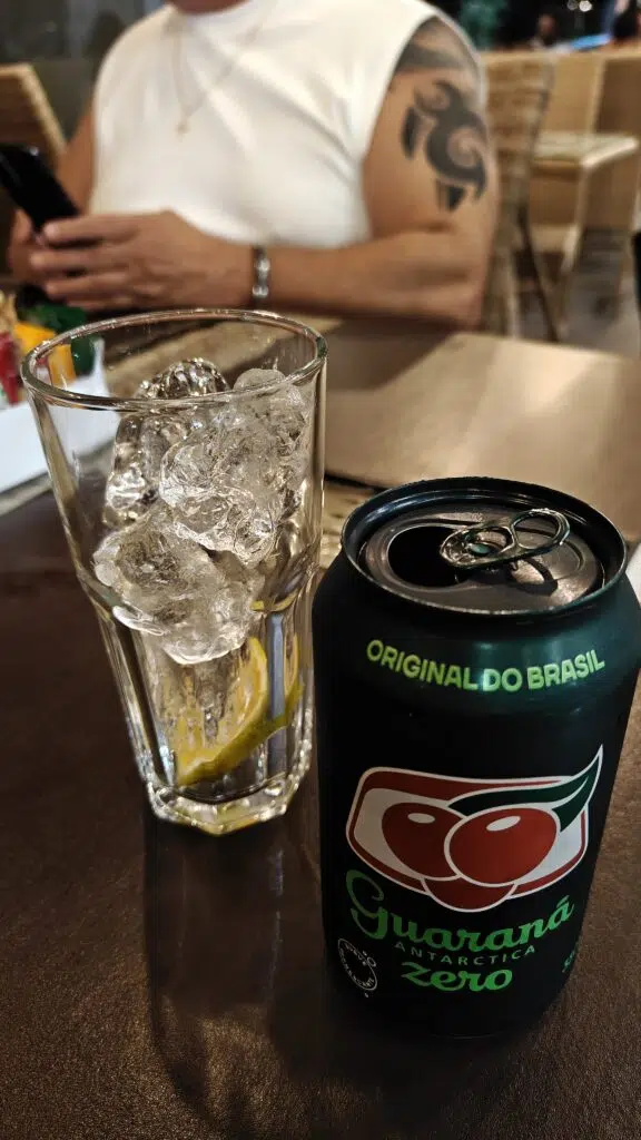 Review: realme gt 7 pro combina ótimo desempenho e fotos incríveis Imagem de refrigerante guaraná e copo