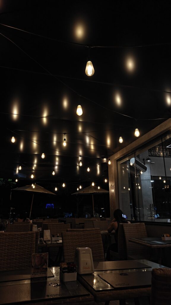 评测:realme gt 7 pro 结合了出色的性能和令人难以置信的照片 晚上的面包店背景灯