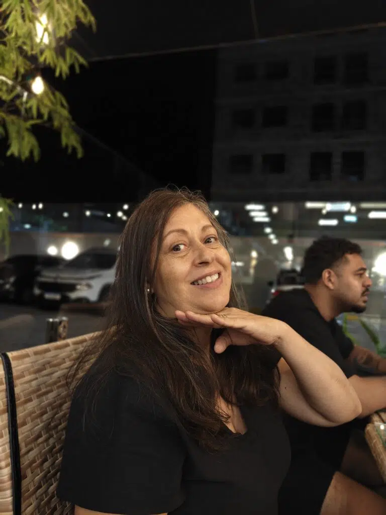 Review: realme gt 7 pro combina ótimo desempenho e fotos incríveis Mulher e homem ao fundo com efeito bokeh aplicado