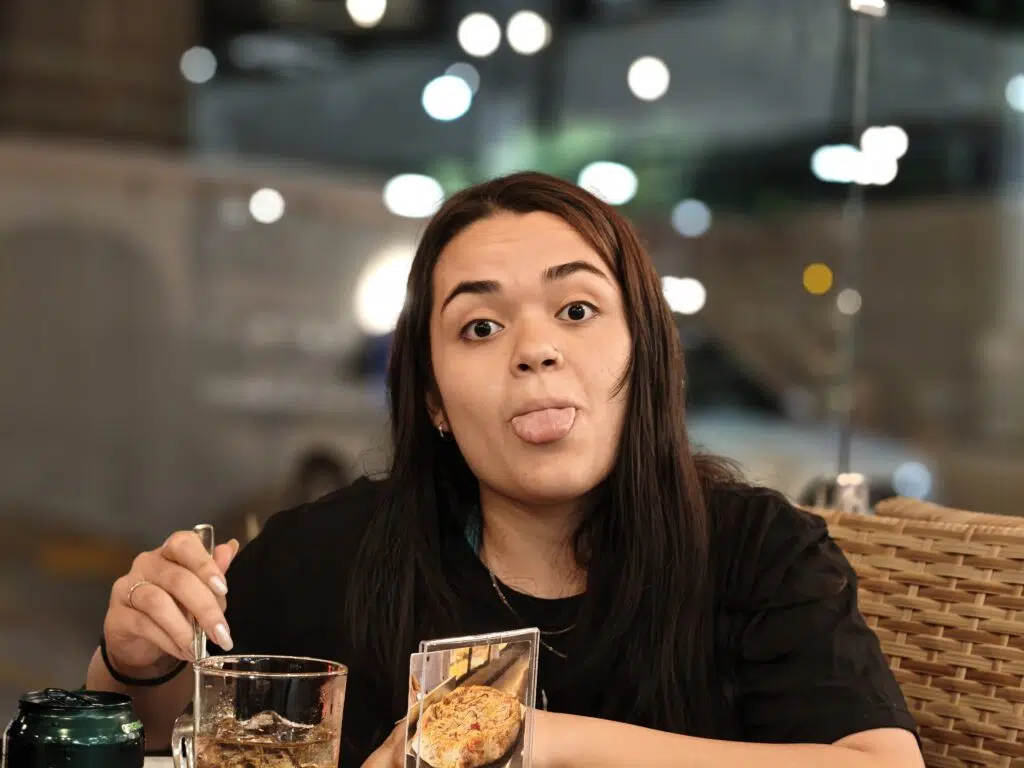 Review: realme gt 7 pro combina ótimo desempenho e fotos incríveis Garota em restaurante com fundo desfocado