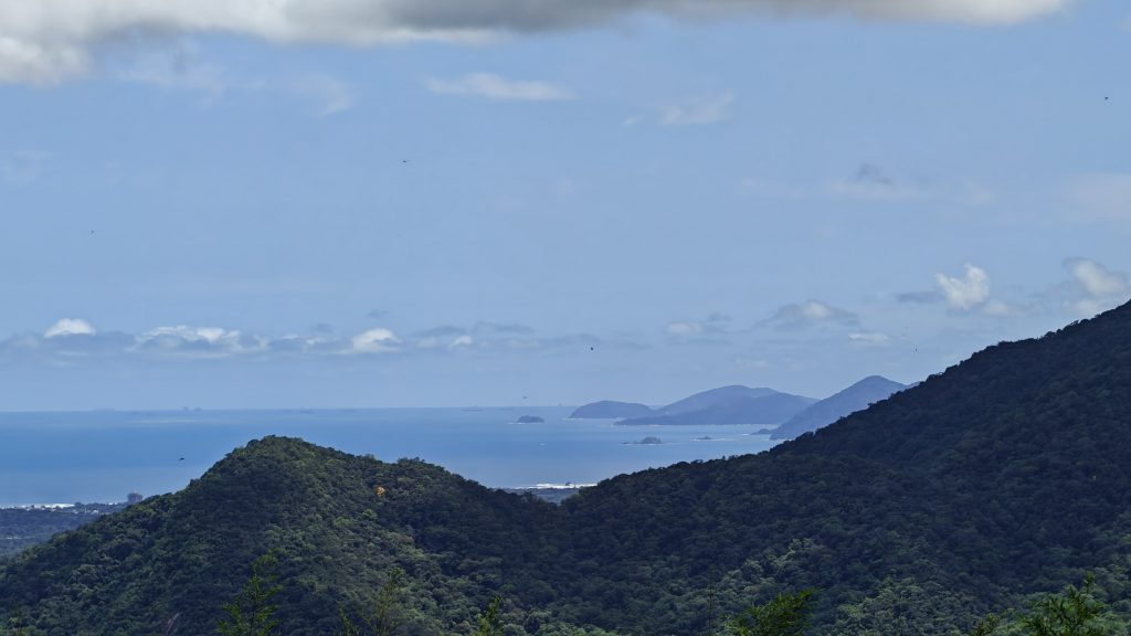 评测:realme gt 7 pro 结合了出色的性能和令人难以置信的照片 以海岸线为背景的山脉