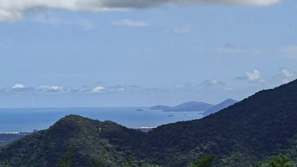 Review: realme gt 7 pro combina ótimo desempenho e fotos incríveis Montanhas com litoral ao fundo