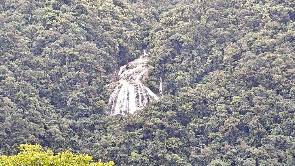 评测:realme gt 7 pro 结合了出色的性能和令人难以置信的照片 山中的瀑布