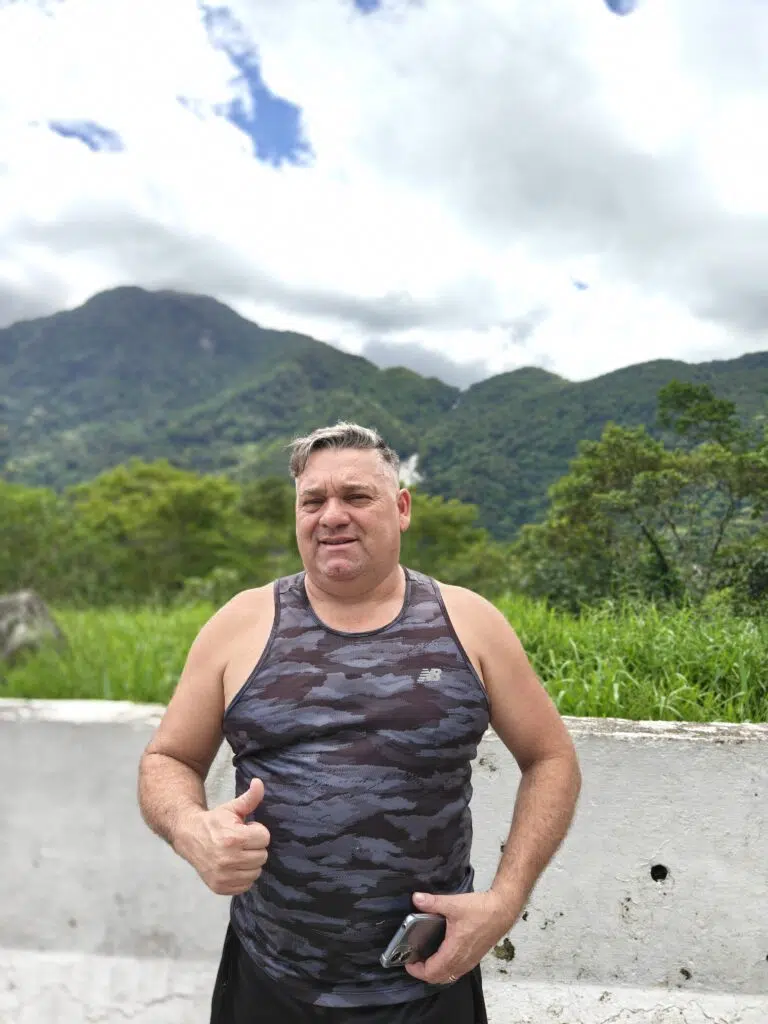 Review: realme gt 7 pro combina ótimo desempenho e fotos incríveis Homem com montanhas e vales ao fundo