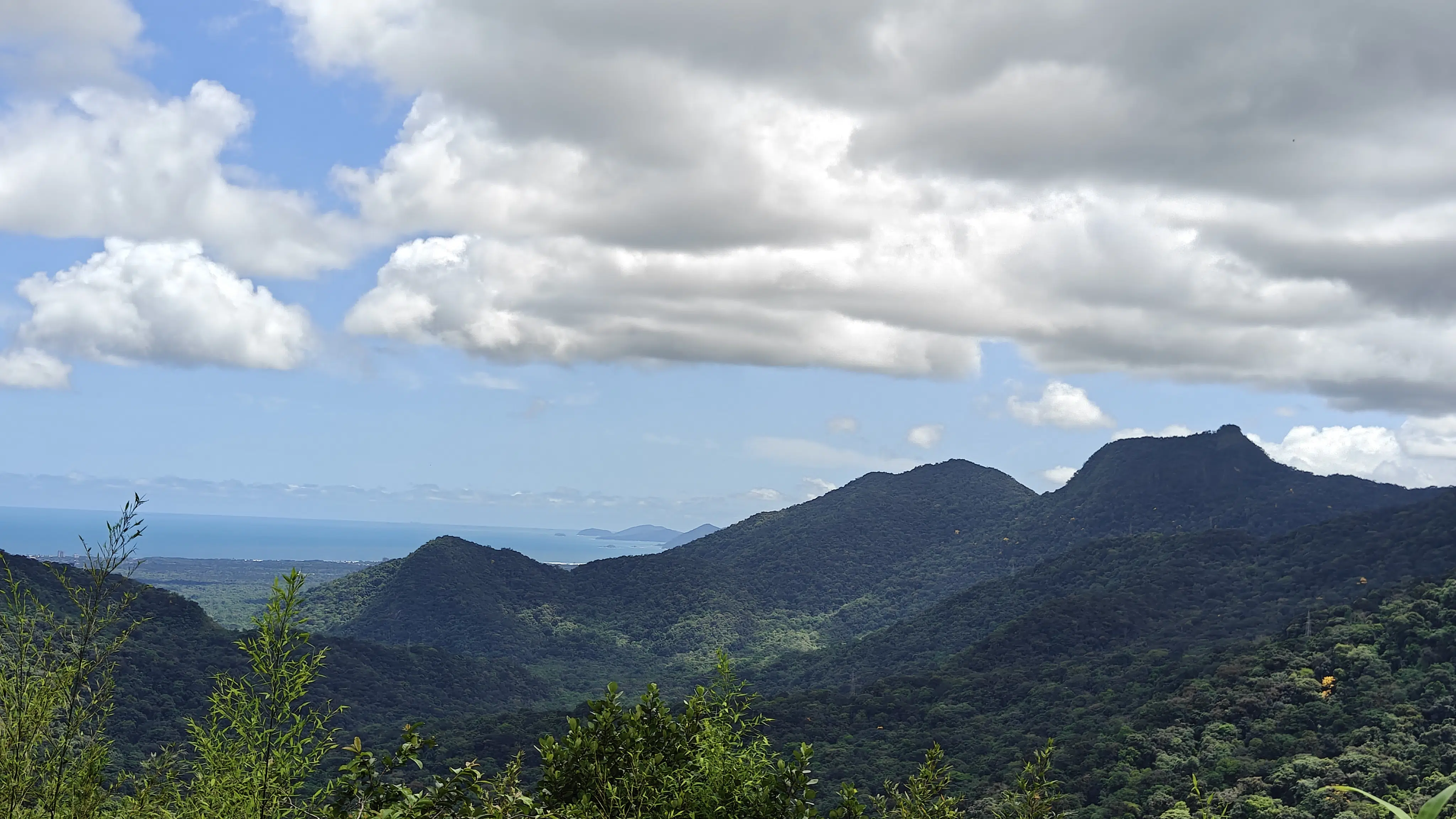 Review: realme gt 7 pro combina ótimo desempenho e fotos incríveis Montanhas, nuvens e praia ao fundo
