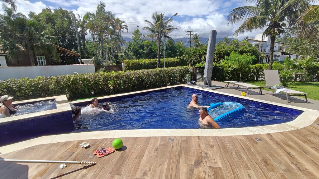 评测:realme gt 7 pro 结合了出色的性能和令人难以置信的照片 海边的房子,带泳池