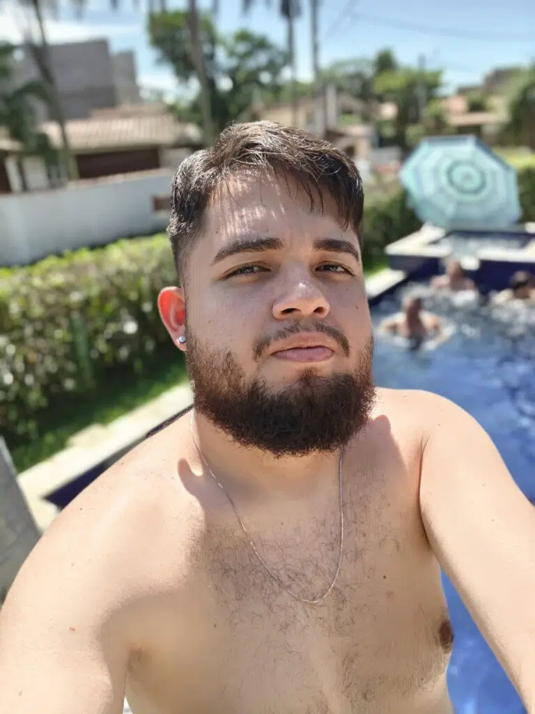 Review: realme gt 7 pro combina ótimo desempenho e fotos incríveis Homem a beira da piscina com pessoas dentro
