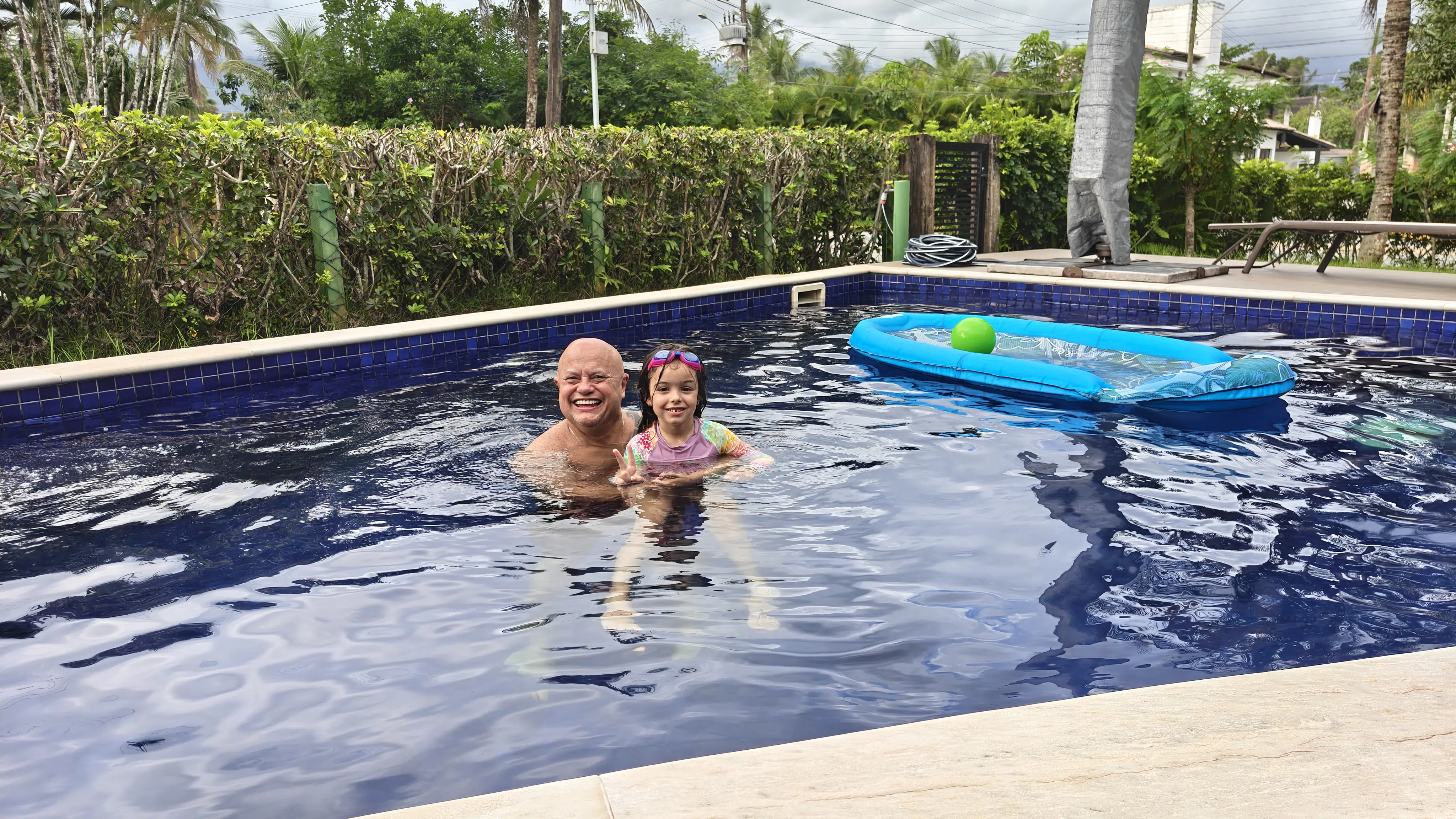 Review: realme gt 7 pro combina ótimo desempenho e fotos incríveis Homem adulto e criança dentro da piscina