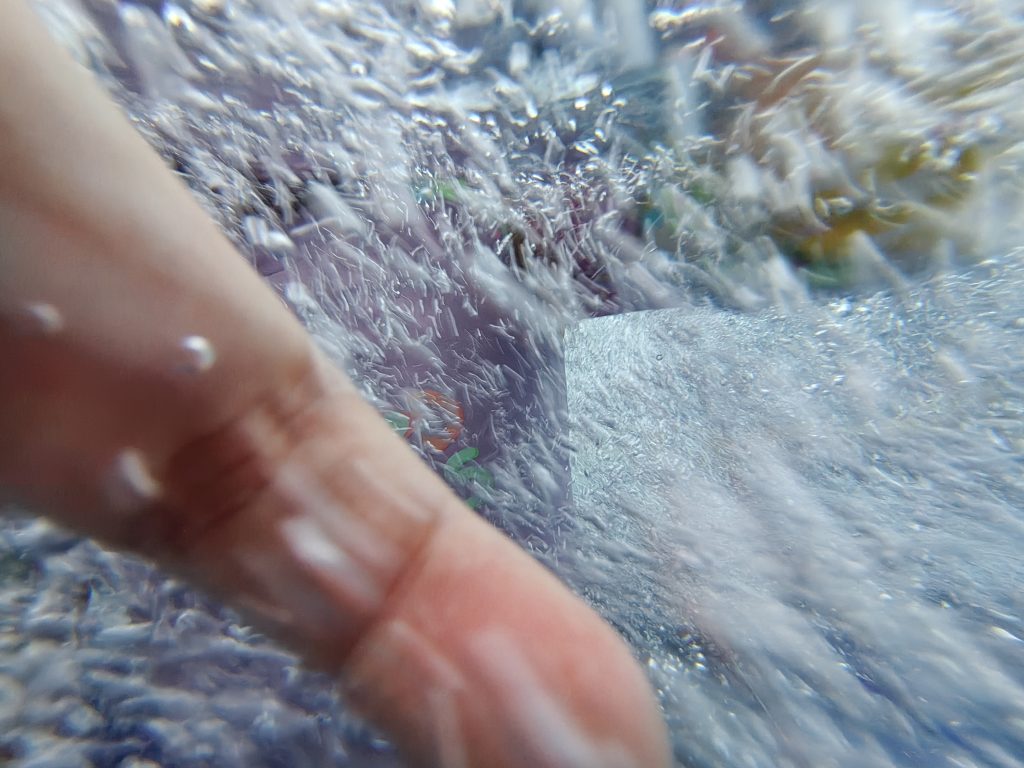 评测:realme gt 7 pro 结合了出色的性能和令人难以置信的照片 水下手指模糊