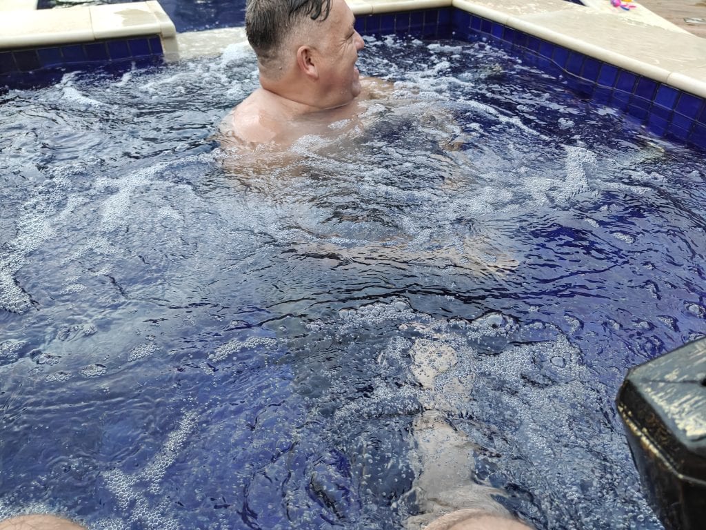 评测:realme gt 7 pro 结合了出色的性能和令人难以置信的照片 泳池里的男人