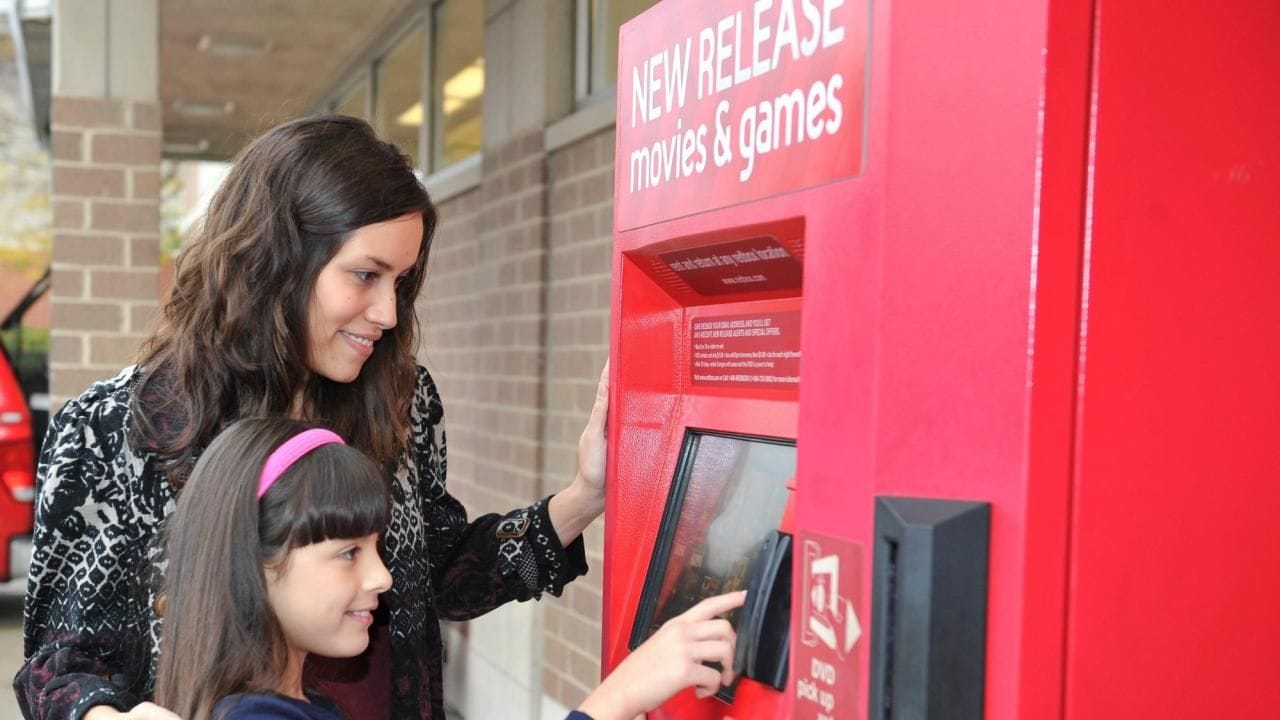 Flopou: 24 eventos tecnológicos que marcaron el 2024 Madre e hija usando una máquina redbox