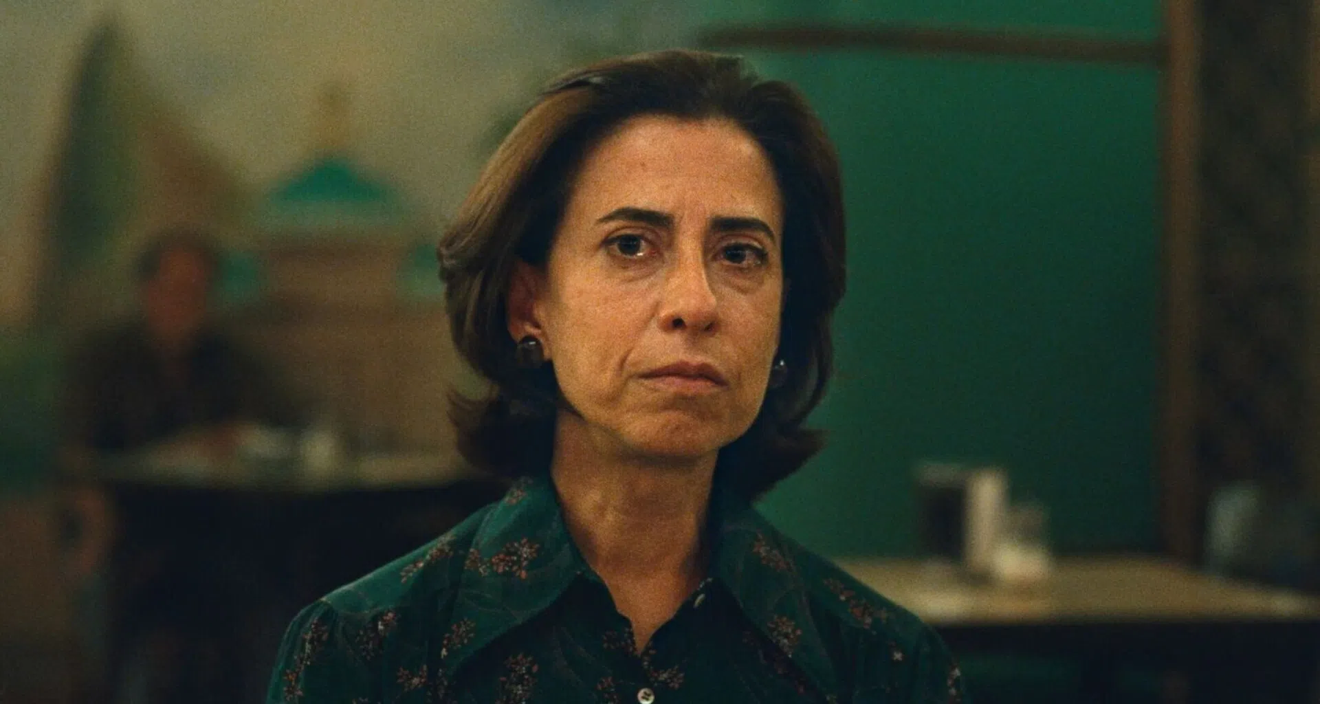 Mulher com expressão séria, diálogo em série ou filme, cena dramática, personagem feminina forte, tecnologia showmetech.