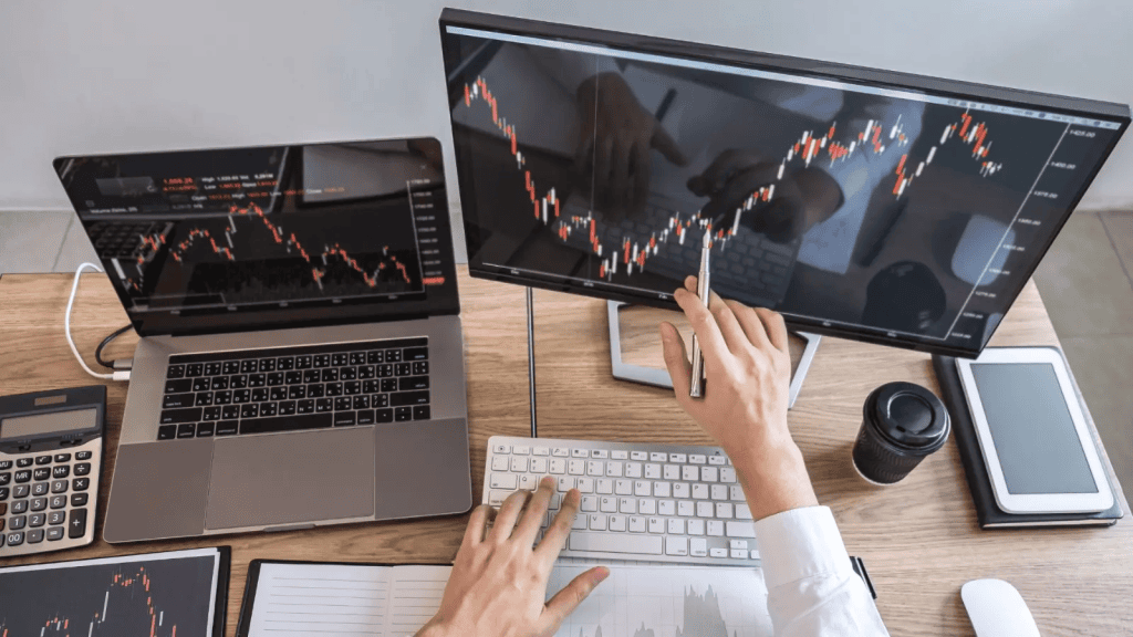 Guia salarial 2025 revela profissões que vão liderar contratações e grandes salários Imagem ilustrativa: o mercado financeiro está em expansão, com demanda crescente por analistas financeiros, gestores de investimentos e consultores de risco. Foto: reprodução / internet.