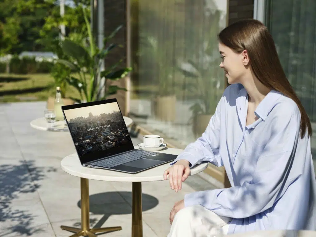 Galaxy book4 edge é lançado no brasil com bateria de até 27h Mulher usando galaxy book4 edge