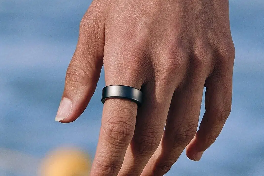 Como assistir ao lançamento do galaxy s25? (e o que esperar) Pessoa usando galaxy ring