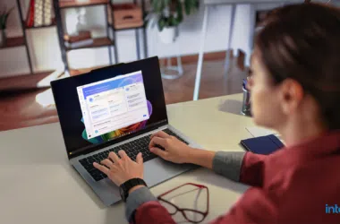 Relatório de uso do chat ai em laptop com windows, mostrando funcionalidades de ia e tecnologia intel.