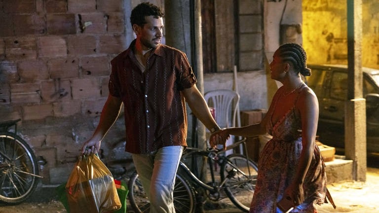 2025년 XNUMX월 Globoplay 릴리스 보기 영화 '오늘의 희생자들' 중 커플이 손을 잡고 걷는 장면