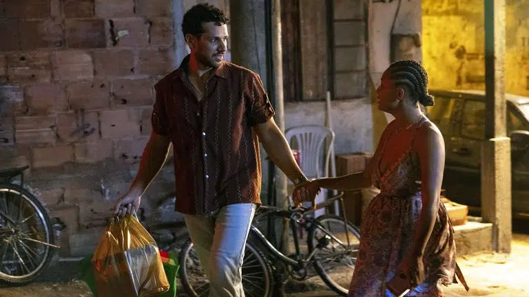 Veja os lançamentos do globoplay em janeiro de 2025 Cena do filme vítimas do dia, com casal andando de mãos dadas