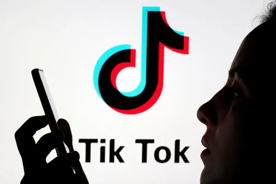 Banimento do tiktok acontecerá no dia 19/01; entenda o caso Mulher lendo sobre banimento do tiktok nos eua