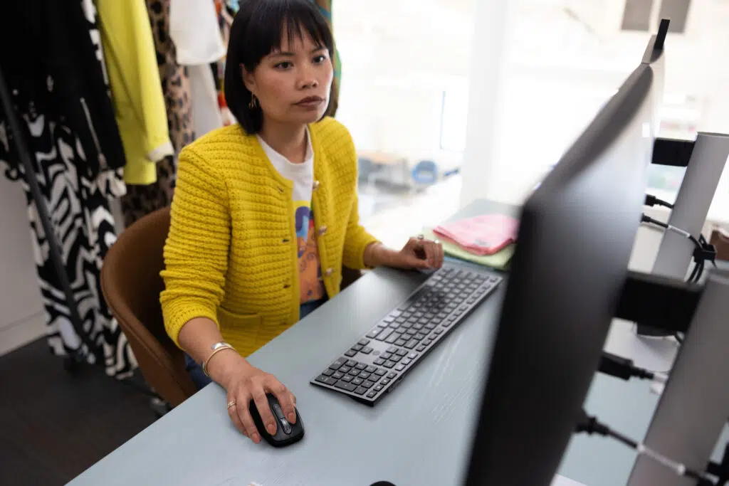 Ces 2025: hp lança impressoras com assistente de ia, monitores e acessórios de home office Combo mouse e teclado sem fio hp 720 usado por mulher de amarelo