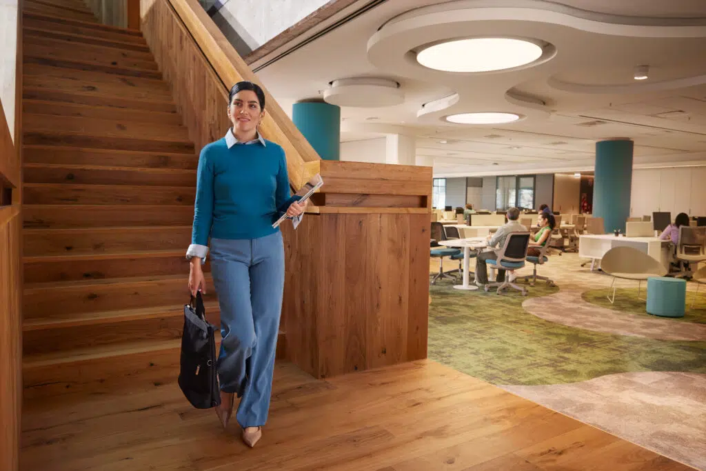 Ces 2025: hp mostra o futuro do trabalho com notebooks, desktops e all-in-ones com hp ai companion Hp elitebook x flip sendo usado por mulher como se fosse um caderno