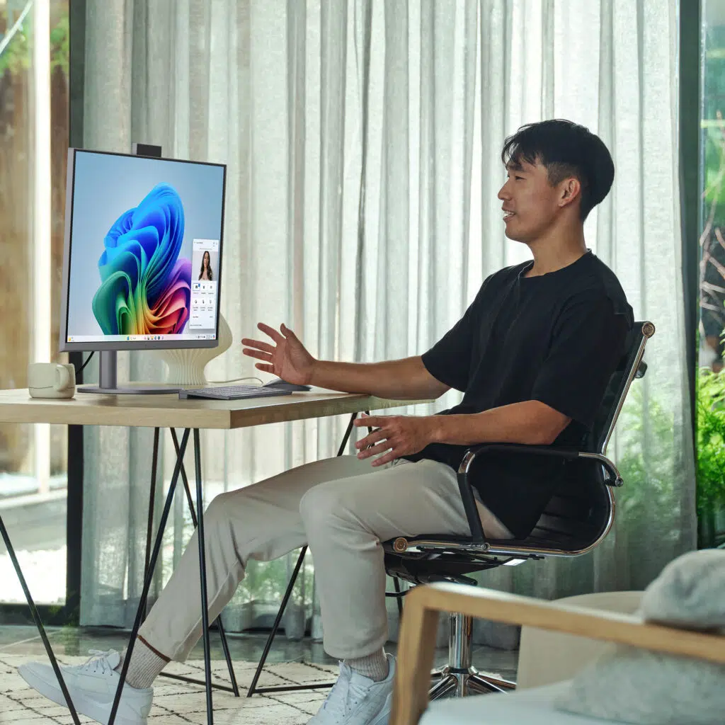 Ces 2025: hp mostra o futuro do trabalho com notebooks, desktops e all-in-ones com hp ai companion Homem sentado usando o hp omnistudio x
