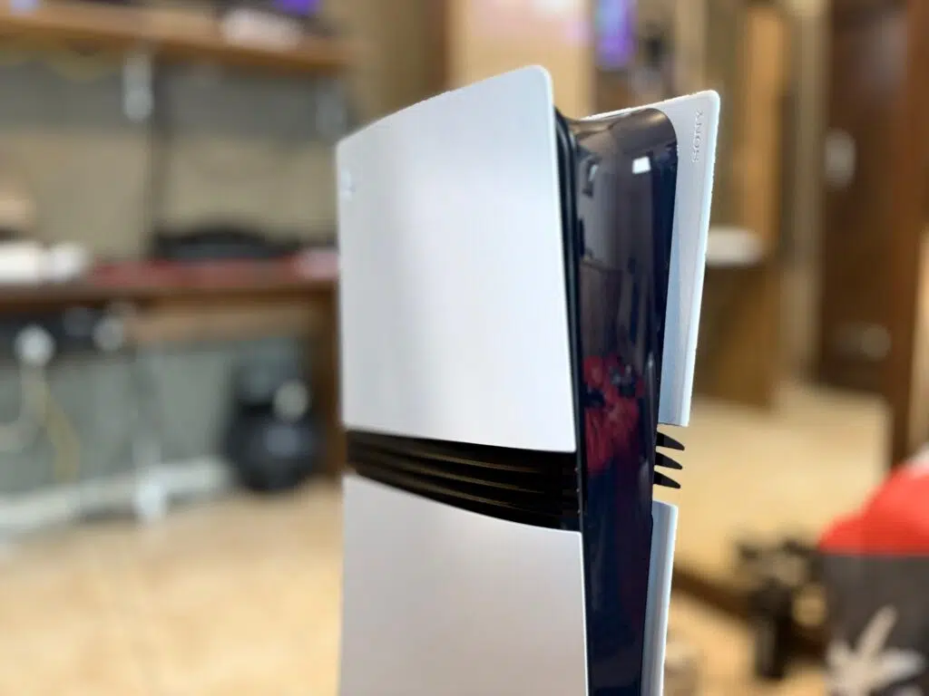 Review: playstation 5 pro vale o upgrade ou é só luxo? Console playstation 5 pro posicionado de forma vertical