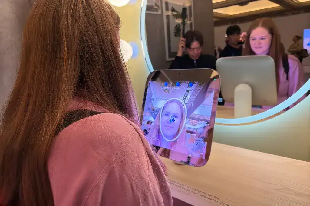 Ces 2025: samsung mostra novas smart tvs, projetores, soundbars e até um “espelho inteligente” Micro led beauty mirror da samsung