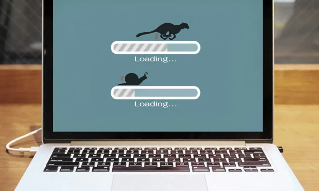 一款充电屏幕上印有机器人和恐龙图案的手机：科技与创新的概念。