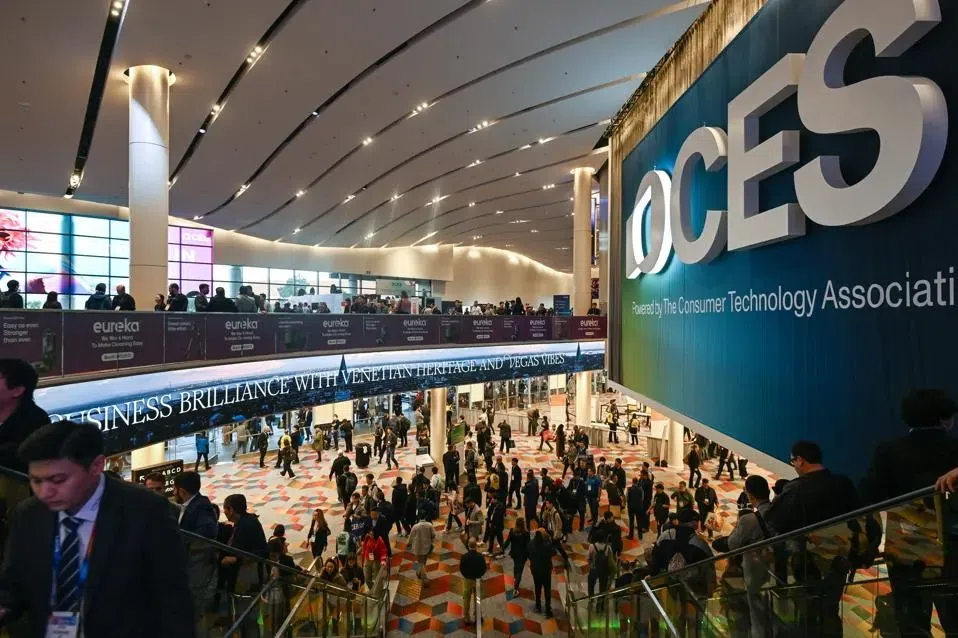 Calendário tech 2025: os principais eventos de tecnologia e inovação do ano Smartphones e tecnologia no evento ces 2023 em las vegas.