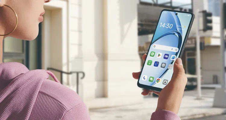 Testbericht: Oppo A40 ist ein günstiges Smartphone, das tolle Fotos macht Frau benutzt Oppo A40