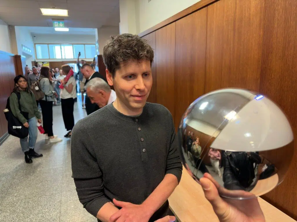 Venda de íris no brasil: entenda o propósito e críticas envolvendo a world Sam altman vendo orb, câmera para compra de íris