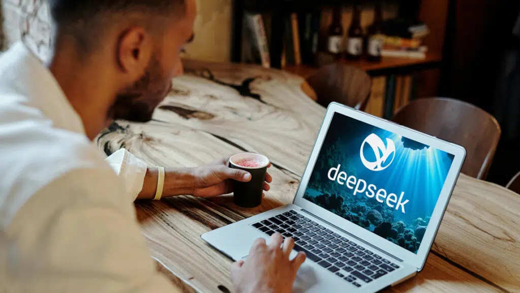 Conheça a deepseek, a ia chinesa que ameaça o chatgpt Homem trabalhando em ia de código aberto da deepseek