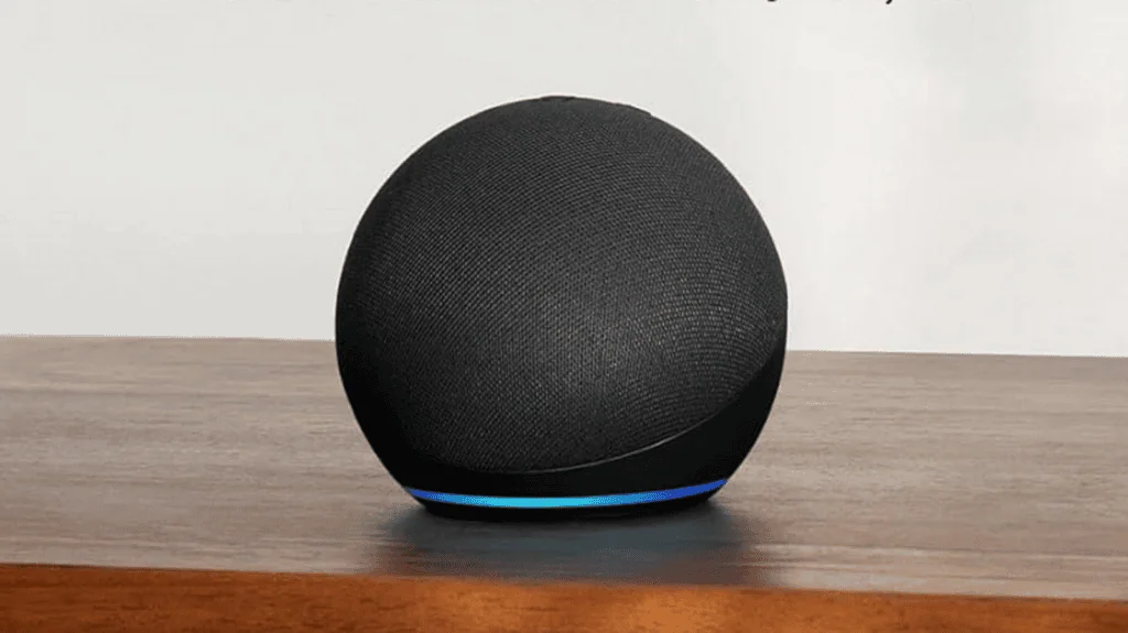 Veja os melhores produtos para a casa conectada (2025) Smart speaker preto com luz azul acesa na base, dispositivo inteligente para casa conectada.