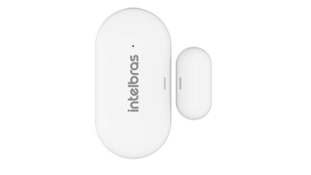 Veja os melhores produtos para a casa conectada (2025) Carregador portátil branco com logotipo "intelebras" e cabos usb.