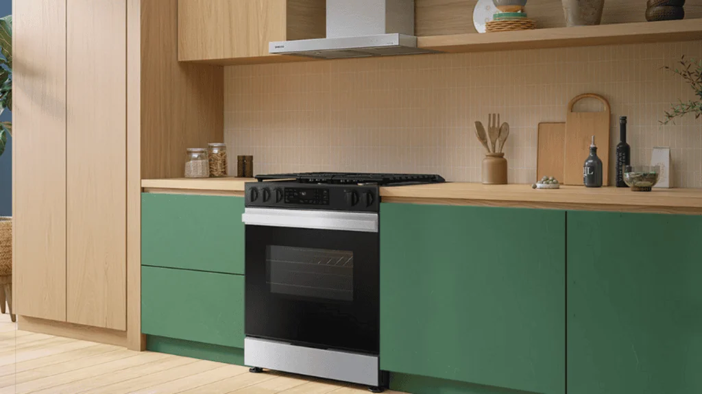 Veja os melhores produtos para a casa conectada (2025) Fogão a gás moderno em cozinha com armários verdes e decorativos minimalistas.