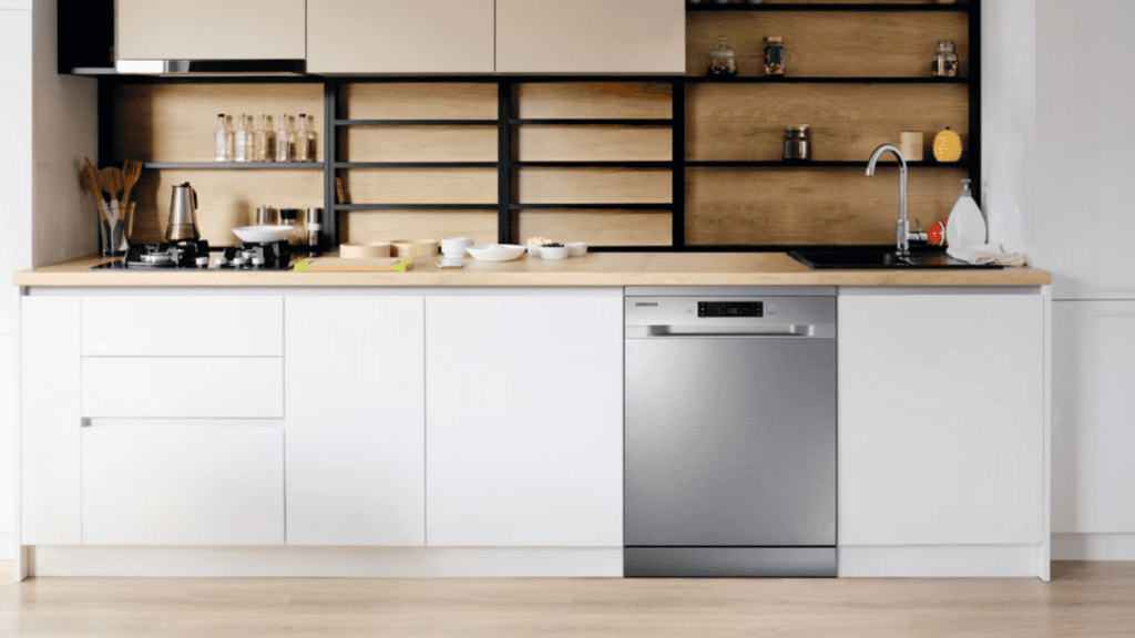 Veja os melhores produtos para a casa conectada (2025) 1. Armário de cozinha branco com pia, geladeira integrada e detalhes em madeira moderna.