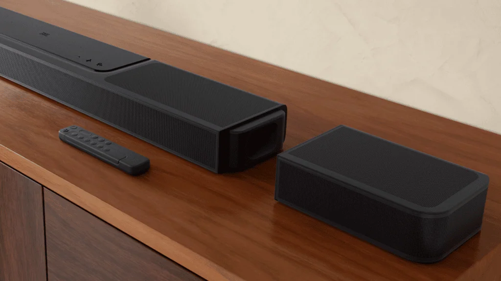 Veja os melhores produtos para a casa conectada (2025) Sistema de som soundbar com alto-falantes surround e controle remoto, ideal para experiências de áudio imersivas.