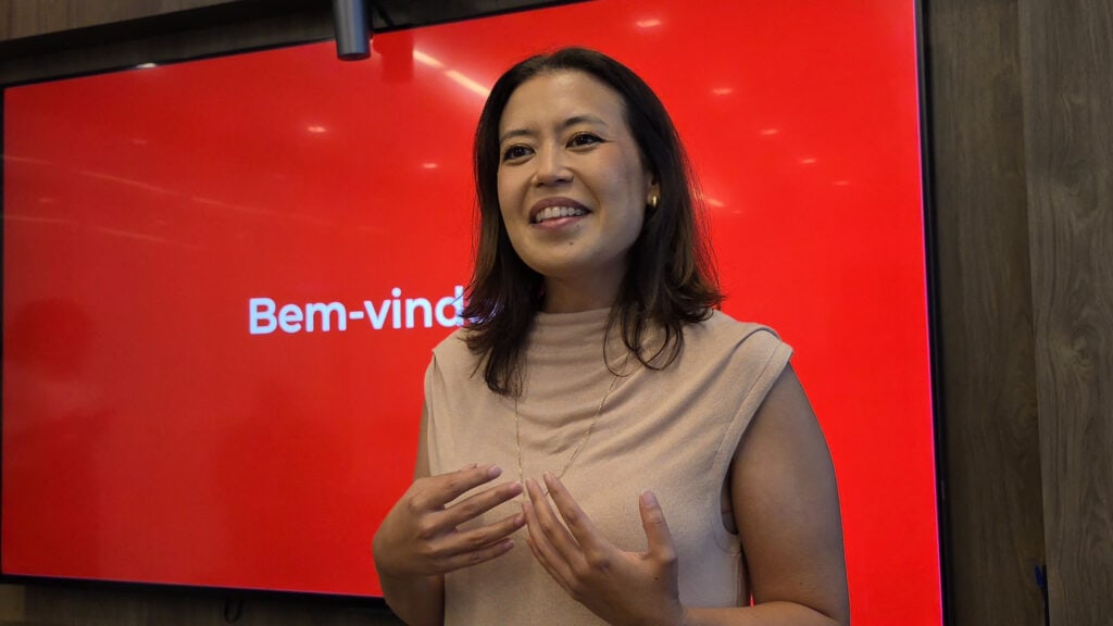 Camila nagamini, gerente de marketing da tcl do brasil