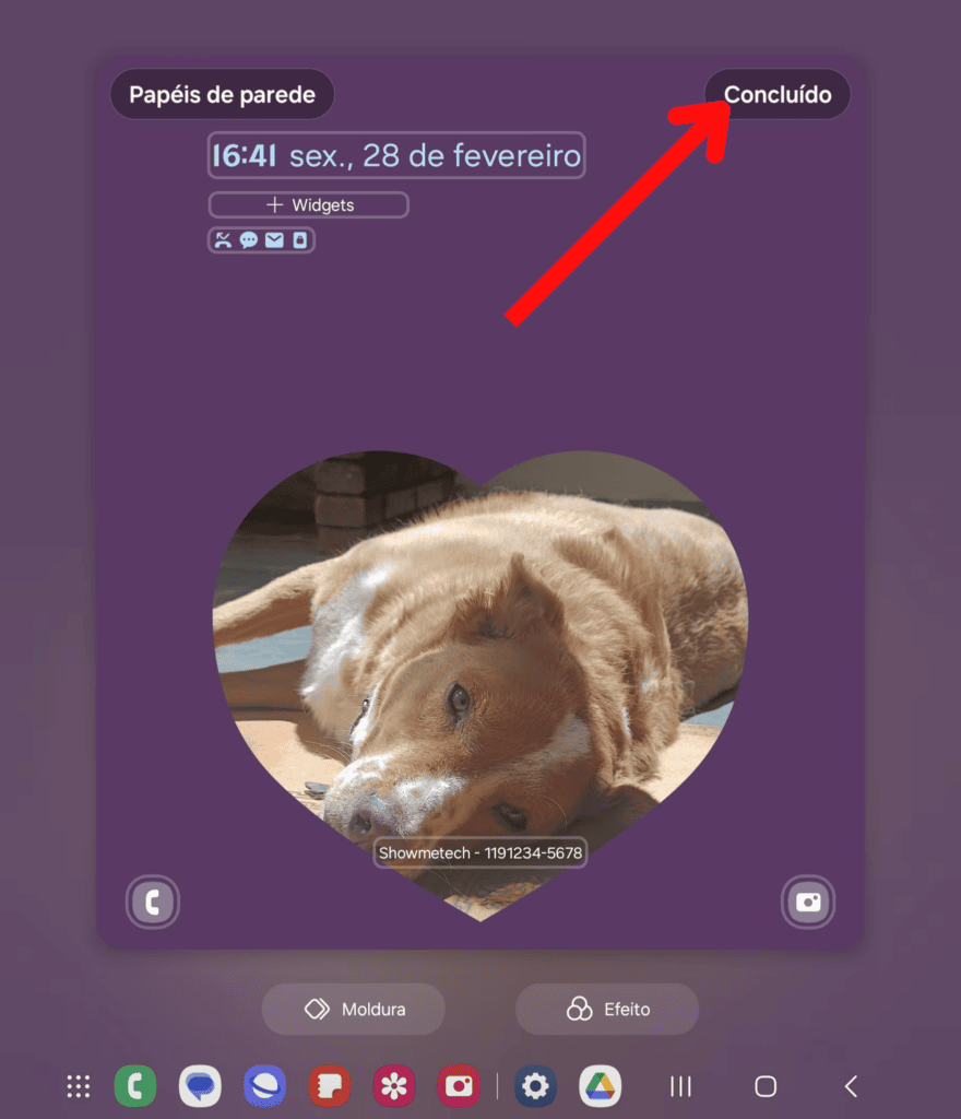 Celular no carnaval: dicas para curtir a folia com segurança Cão deitado com coração no fundo de tela de smartphone em modo escuro.