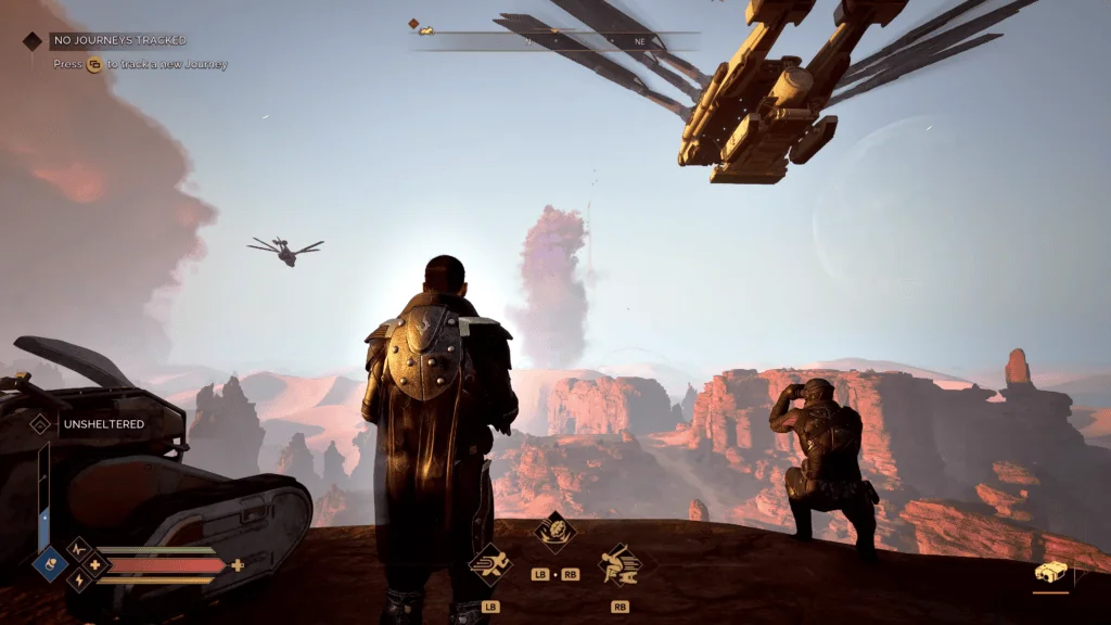 Quando chega dune: awakening? Saiba tudo sobre o mmo para pc Cena do trailer de gameplay do jogo dune: awakening. Um personagem de armadura escura observa o horizonte desértico, onde uma grande nuvem de poeira e energia se ergue ao longe. À direita, outro personagem, agachado, usa binóculos para analisar a cena. No céu, duas aeronaves sobrevoam o cenário árido, enquanto um veículo futurista está estacionado à esquerda.