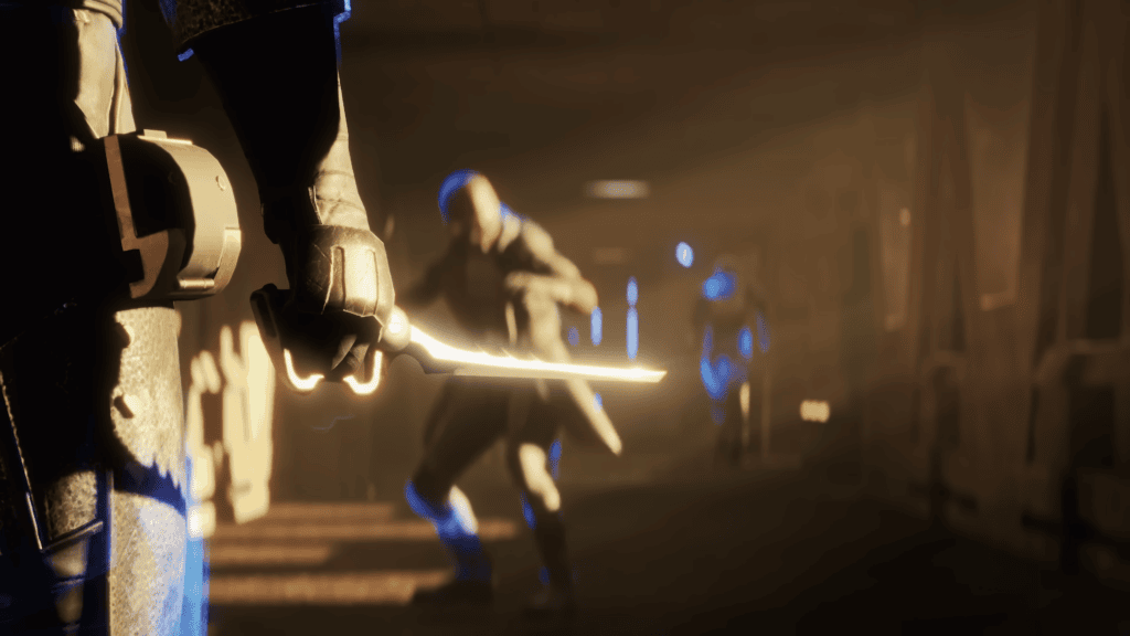 Quando chega dune: awakening? Saiba tudo sobre o mmo para pc Cena de gameplay de dune: awakening. A imagem mostra uma visão aproximada de uma mão segurando uma adaga recebendo a luz do sol, com a lâmina apontando para baixo. Ao fundo, uma figura desfocada que está em movimento, em um corredor com iluminação difusa. A cena sugere um momento de combate ou confronto.