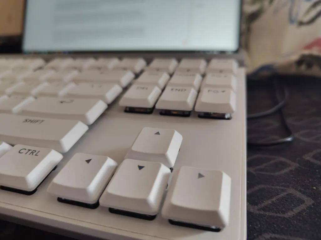 Review: logitech g515 lightspeed tkl é um teclado gamer para minimalistas Cantos do logitech g515 lightspeed tkl