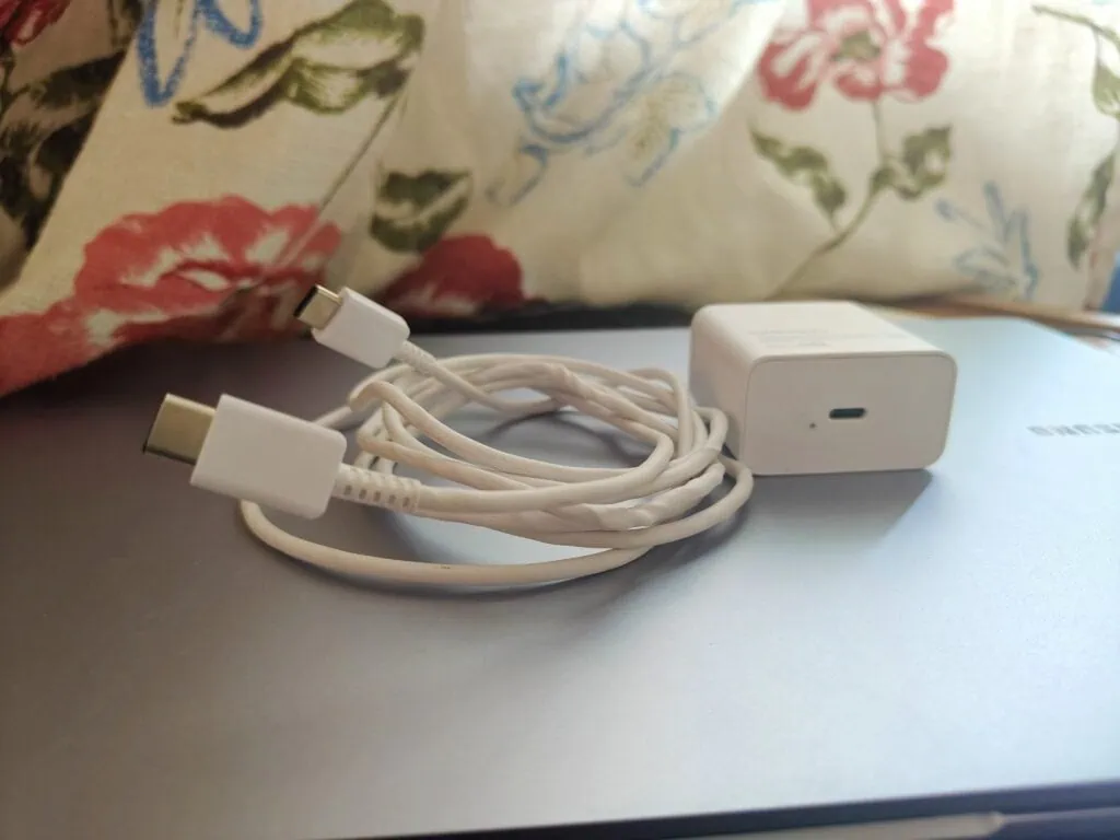 Recension: Galaxy Book4 Edge sätter en ny standard på AI-PC-marknaden Galaxy Book4 Edge-laddare